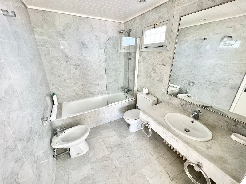 Exclusive and private villa with sea views in Bellamar, Castelldefels. Photo:  27