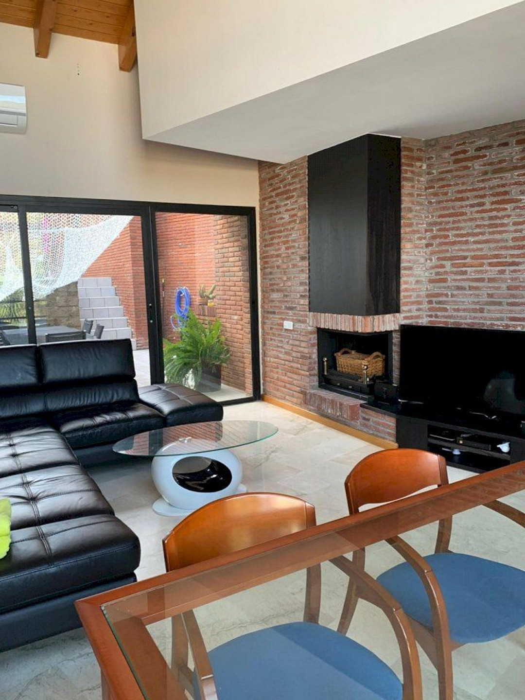 Современный дом с бассейном в Монтамар, Кастельдефельс