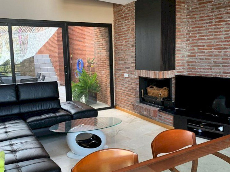 Современный дом с бассейном в Монтамар, Кастельдефельс. Фото:  1