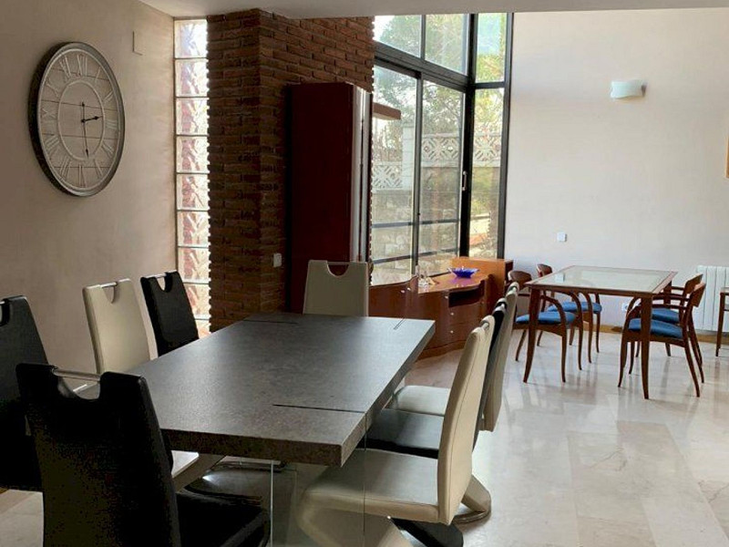 Современный дом с бассейном в Монтамар, Кастельдефельс. Фото:  3