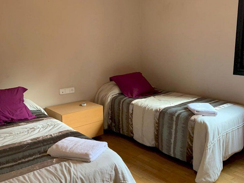 Современный дом с бассейном в Монтамар, Кастельдефельс. Фото:  11