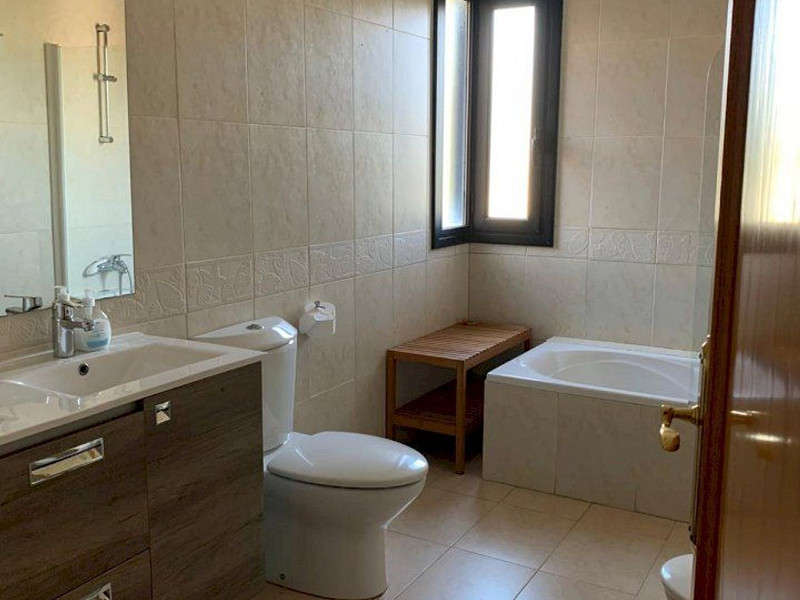 Современный дом с бассейном в Монтамар, Кастельдефельс. Фото:  13