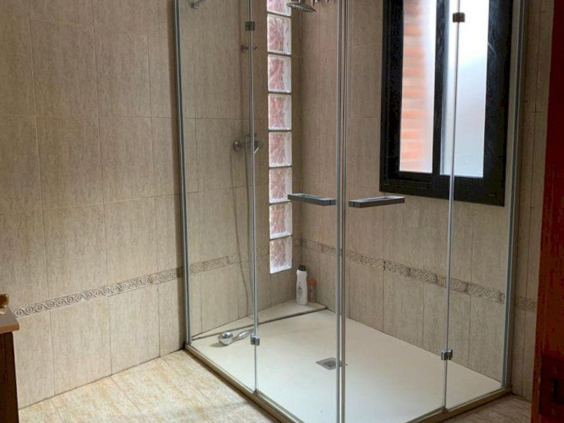 Современный дом с бассейном в Монтамар, Кастельдефельс. Фото:  14