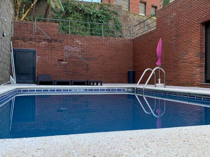 Современный дом с бассейном в Монтамар, Кастельдефельс. Фото:  19