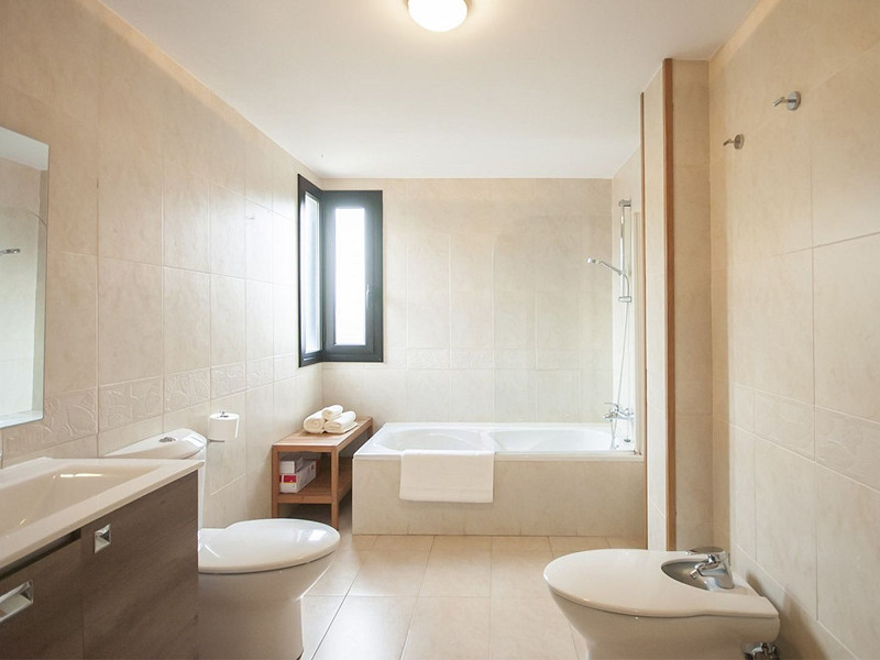 Современный дом с бассейном в Монтамар, Кастельдефельс. Фото:  22