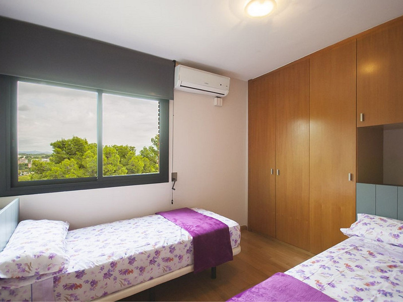 Современный дом с бассейном в Монтамар, Кастельдефельс. Фото:  26