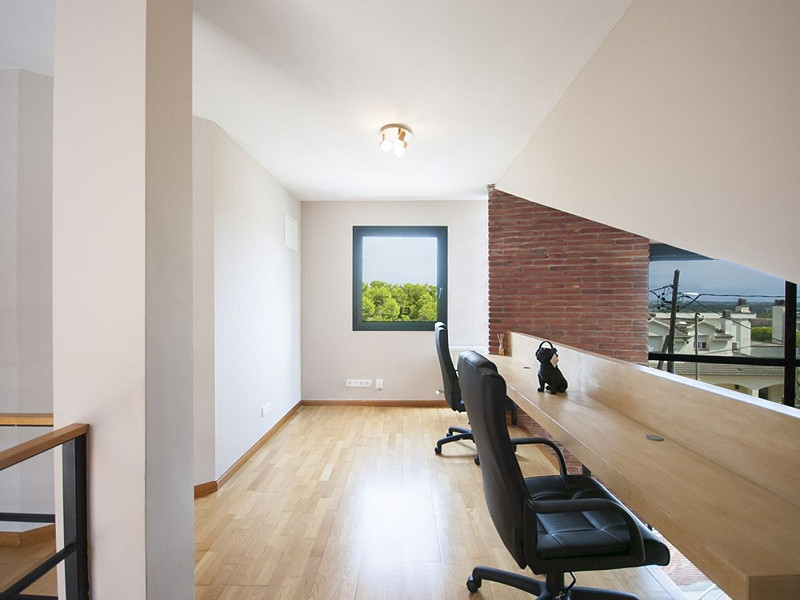 Современный дом с бассейном в Монтамар, Кастельдефельс. Фото:  27