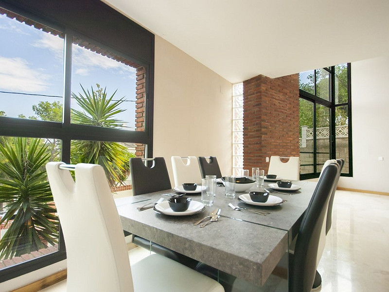 Современный дом с бассейном в Монтамар, Кастельдефельс. Фото:  30