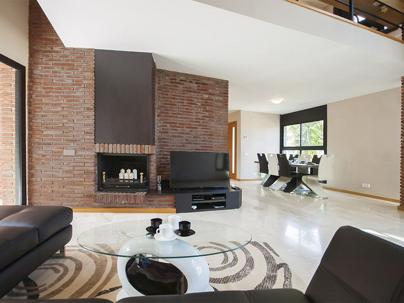 Современный дом с бассейном в Монтамар, Кастельдефельс. Фото:  31