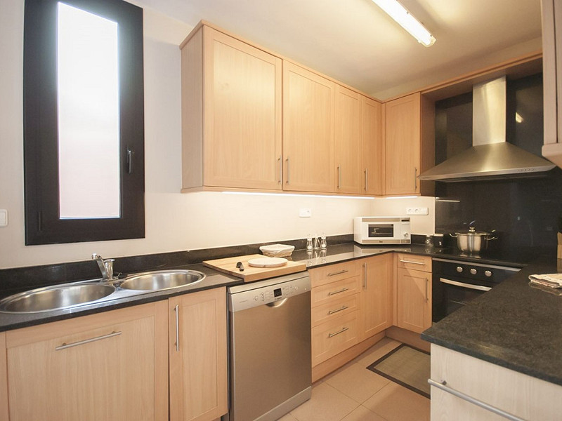 Современный дом с бассейном в Монтамар, Кастельдефельс. Фото:  32