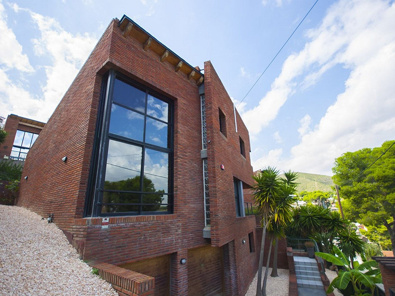 Современный дом с бассейном в Монтамар, Кастельдефельс. Фото:  34