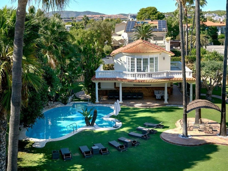 Историческая вилла на первой линии моря в Ситжесе