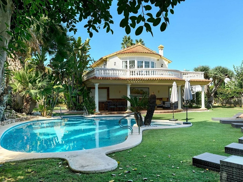 Историческая вилла на первой линии моря в Ситжесе. Фото:  4