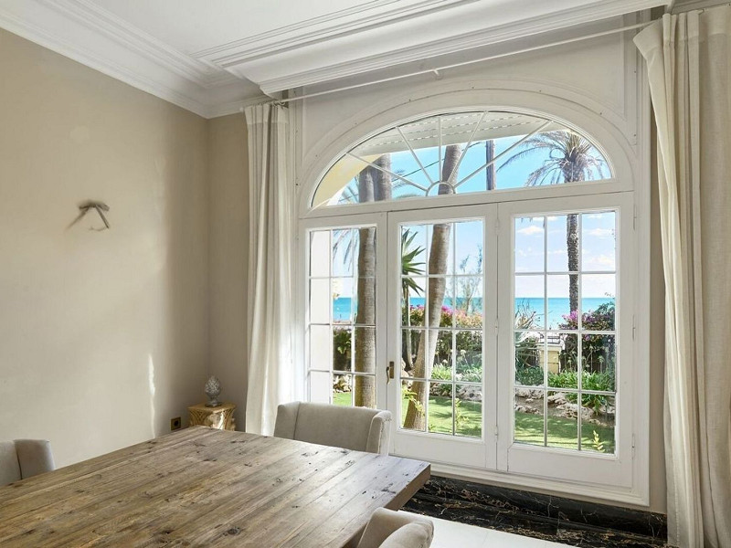 Историческая вилла на первой линии моря в Ситжесе. Фото:  13