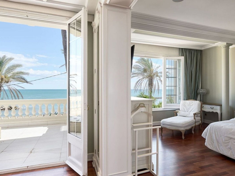 Историческая вилла на первой линии моря в Ситжесе. Фото:  18