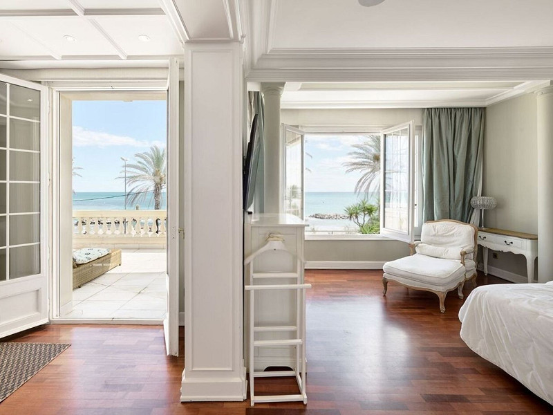 Историческая вилла на первой линии моря в Ситжесе. Фото:  19