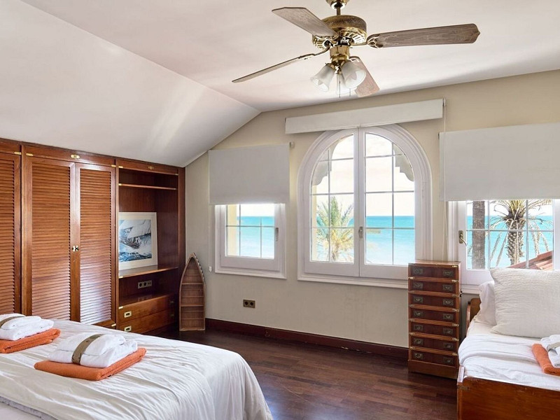 Историческая вилла на первой линии моря в Ситжесе. Фото:  25