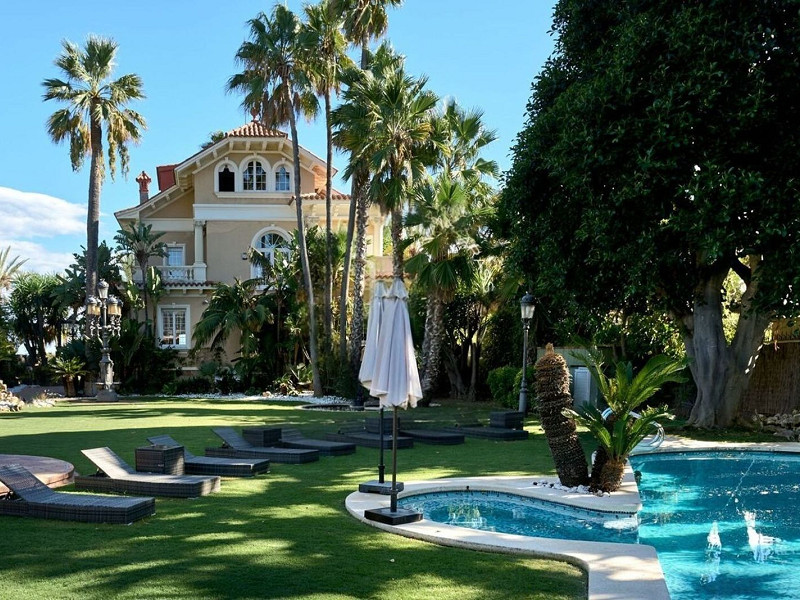 Историческая вилла на первой линии моря в Ситжесе. Фото:  29