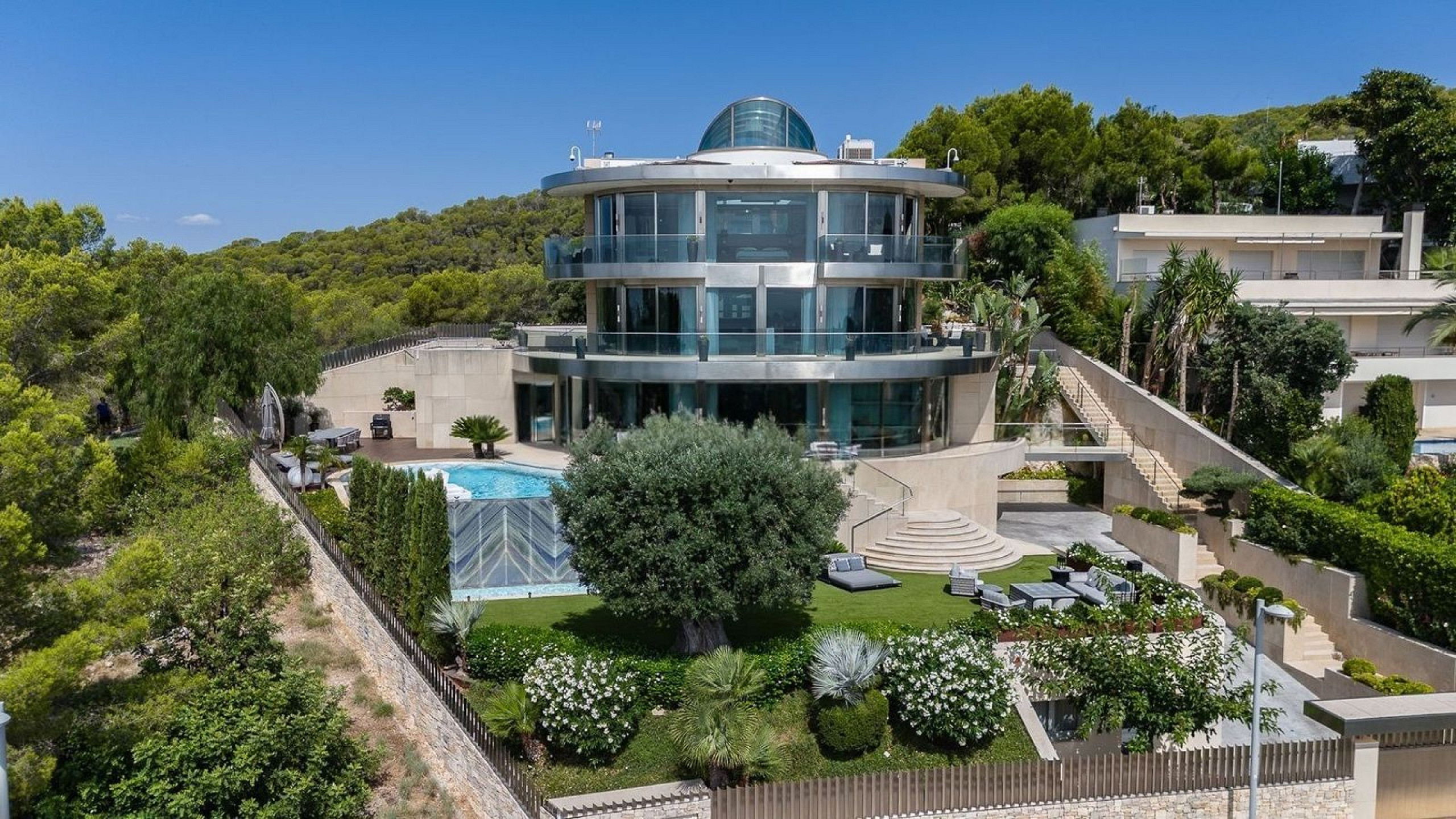 Роскошная вилла с видом на море и горы в Ситжесе