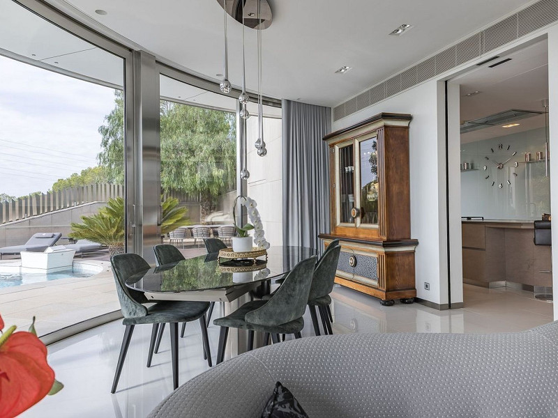 Роскошная вилла с видом на море и горы в Ситжесе. Фото:  5