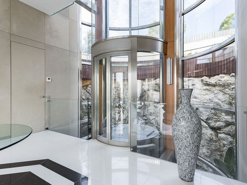 Роскошная вилла с видом на море и горы в Ситжесе. Фото:  8