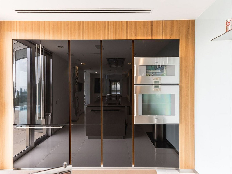 Роскошная вилла с видом на море и горы в Ситжесе. Фото:  16