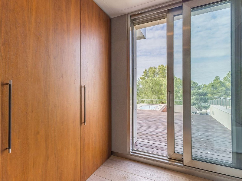 Роскошная вилла с видом на море и горы в Ситжесе. Фото:  17