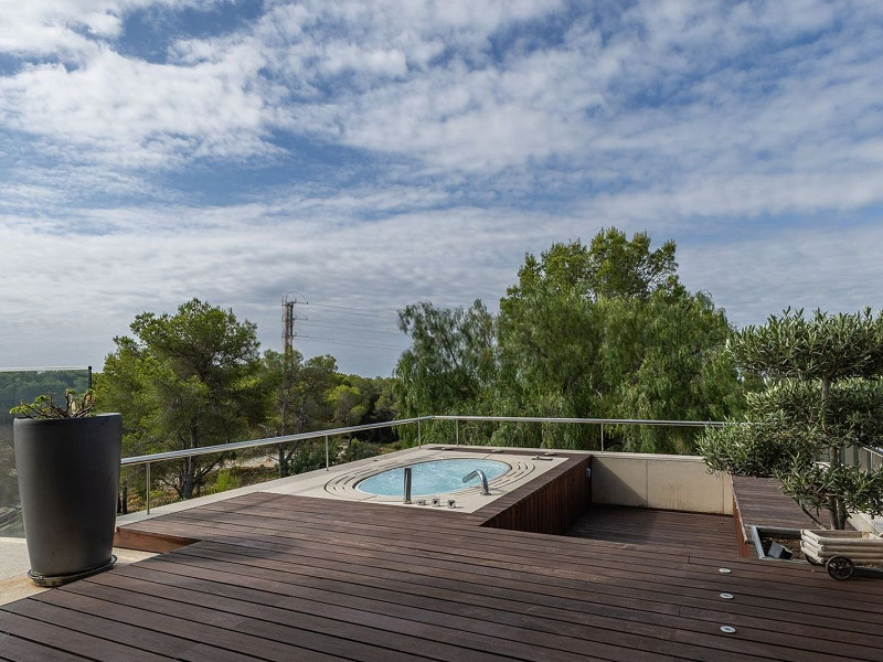 Роскошная вилла с видом на море и горы в Ситжесе. Фото:  18