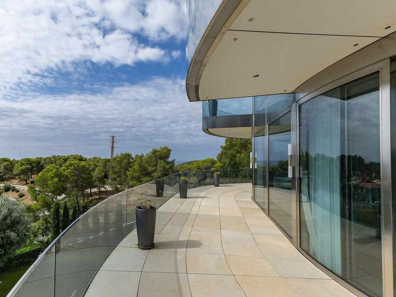 Роскошная вилла с видом на море и горы в Ситжесе. Фото:  25