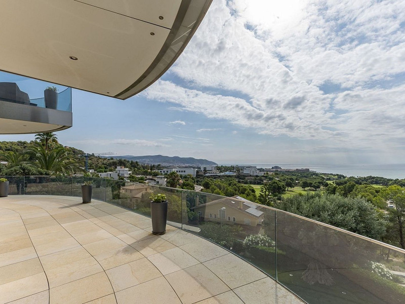 Роскошная вилла с видом на море и горы в Ситжесе. Фото:  26