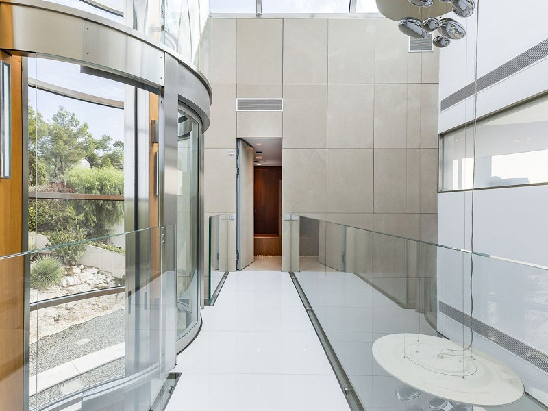 Роскошная вилла с видом на море и горы в Ситжесе. Фото:  30