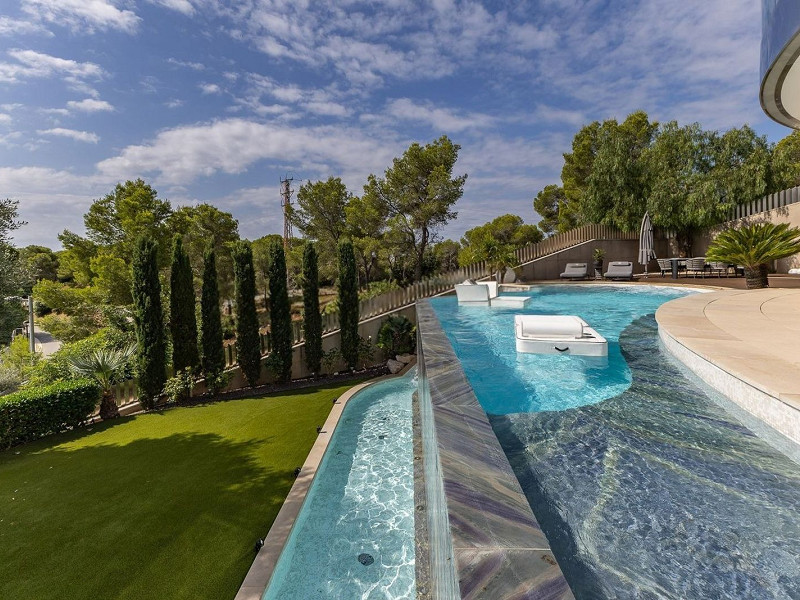 Роскошная вилла с видом на море и горы в Ситжесе. Фото:  51