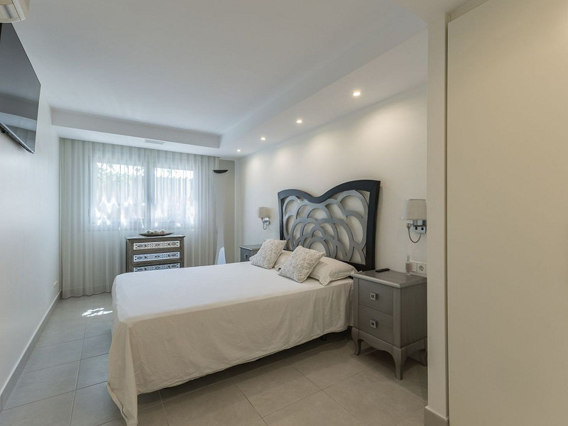 Роскошная вилла с видом на море и горы в Ситжесе. Фото:  53