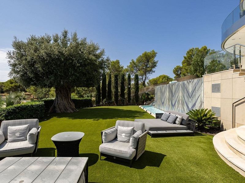 Роскошная вилла с видом на море и горы в Ситжесе. Фото:  60