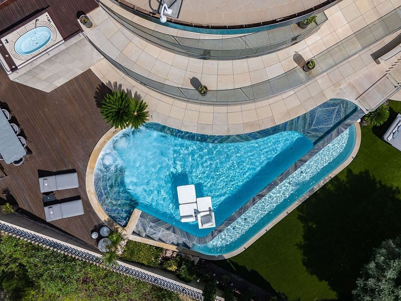 Роскошная вилла с видом на море и горы в Ситжесе. Фото:  66