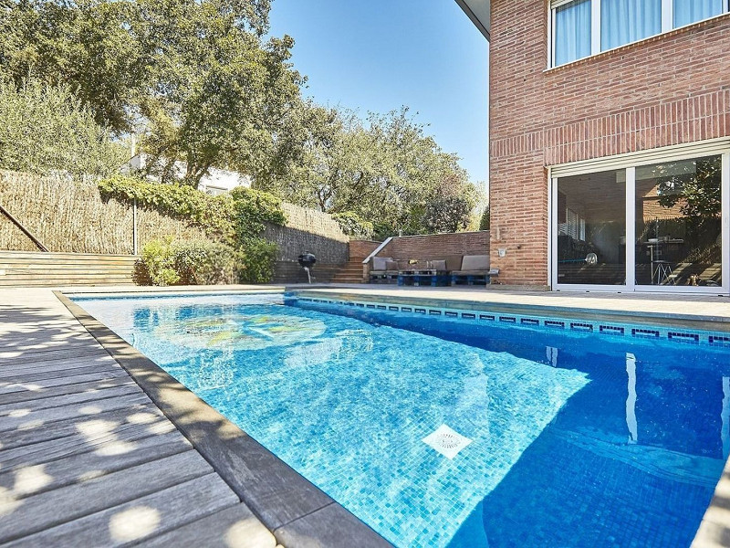 Эксклюзивный дом с садом и бассейном в Кан-Трабаль, рядом с гольф-клубом Сант-Кугат. Фото:  2