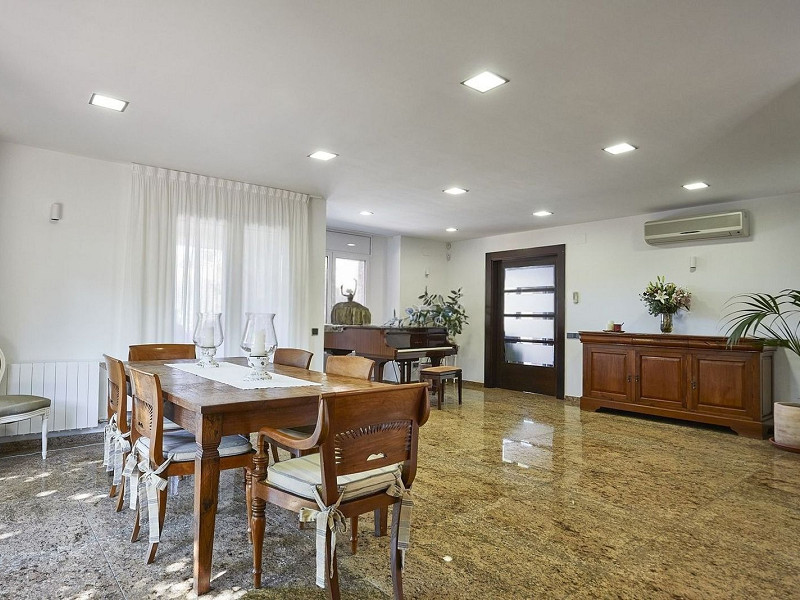 Эксклюзивный дом с садом и бассейном в Кан-Трабаль, рядом с гольф-клубом Сант-Кугат. Фото:  4