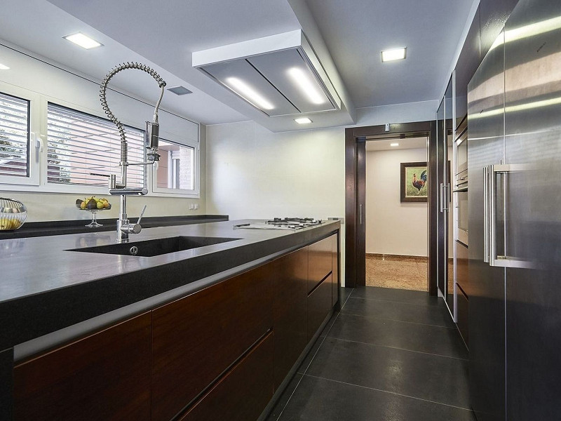 Эксклюзивный дом с садом и бассейном в Кан-Трабаль, рядом с гольф-клубом Сант-Кугат. Фото:  7