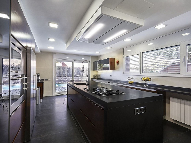 Эксклюзивный дом с садом и бассейном в Кан-Трабаль, рядом с гольф-клубом Сант-Кугат. Фото:  8