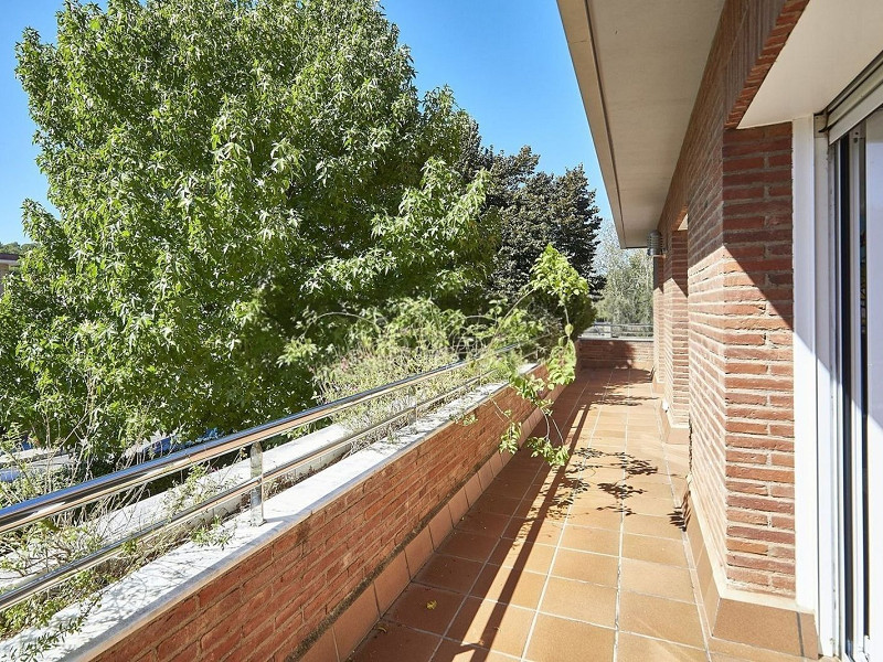 Эксклюзивный дом с садом и бассейном в Кан-Трабаль, рядом с гольф-клубом Сант-Кугат. Фото:  11