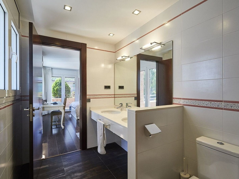 Эксклюзивный дом с садом и бассейном в Кан-Трабаль, рядом с гольф-клубом Сант-Кугат. Фото:  18