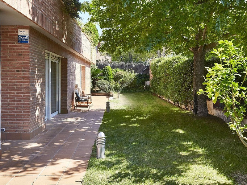 Эксклюзивный дом с садом и бассейном в Кан-Трабаль, рядом с гольф-клубом Сант-Кугат. Фото:  28