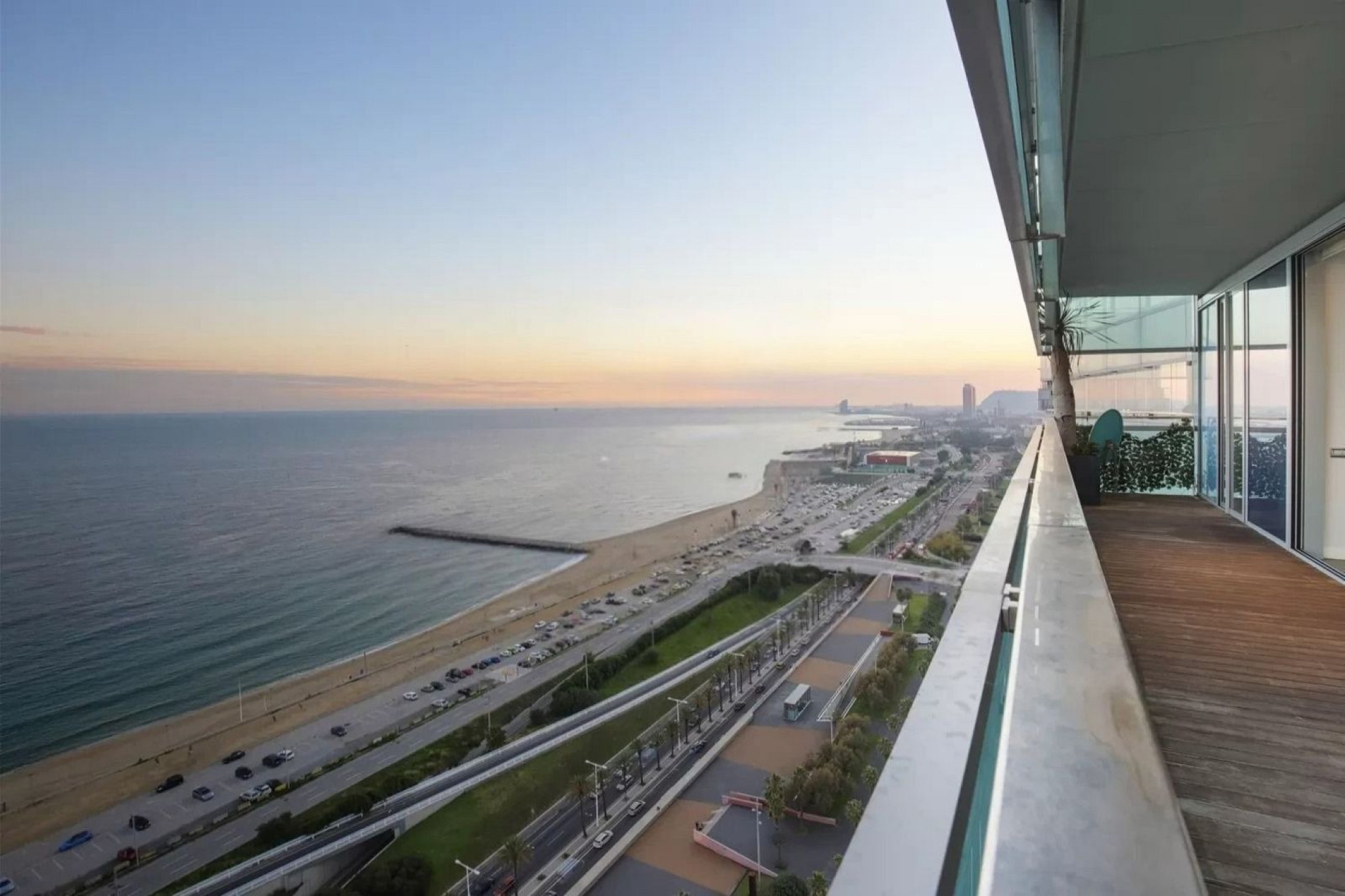 Эксклюзивная квартира на первой линии моря с панорамной террасой в Барселоне