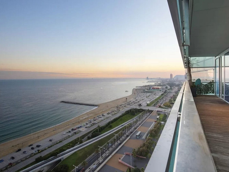 Эксклюзивная квартира на первой линии моря с панорамной террасой в Барселоне. Фото:  1