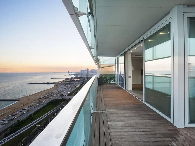 Эксклюзивная квартира на первой линии моря с панорамной террасой в Барселоне. Фото:  5