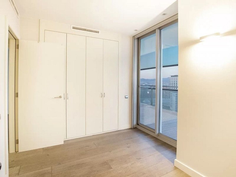 Эксклюзивная квартира на первой линии моря с панорамной террасой в Барселоне. Фото:  10