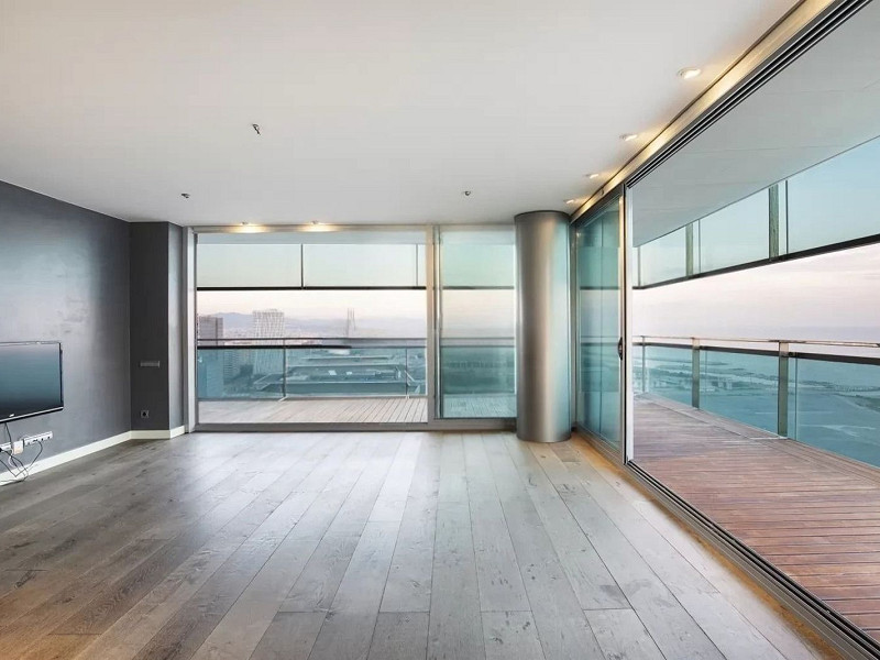 Эксклюзивная квартира на первой линии моря с панорамной террасой в Барселоне. Фото:  22