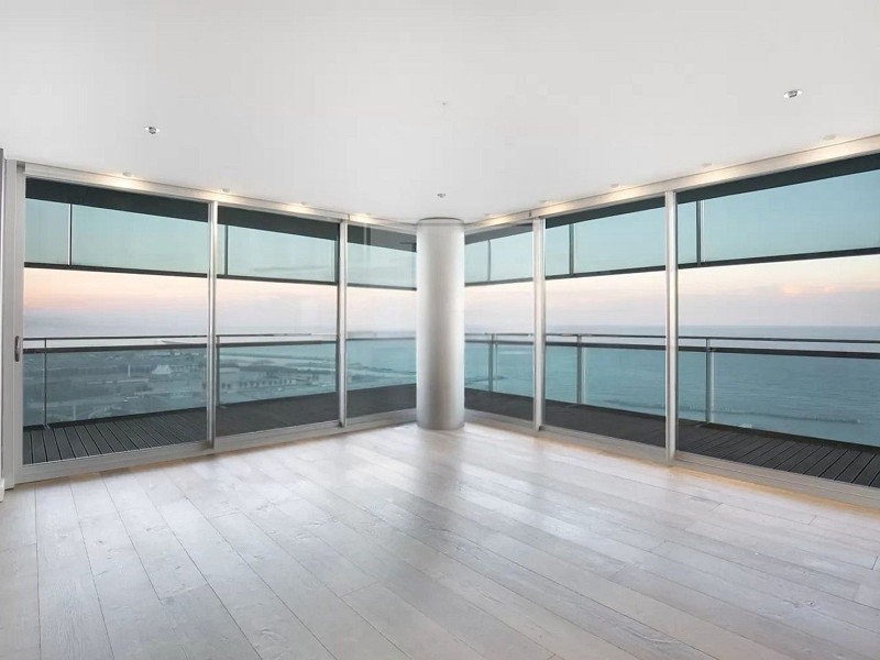Эксклюзивная квартира на первой линии моря с панорамной террасой в Барселоне. Фото:  26