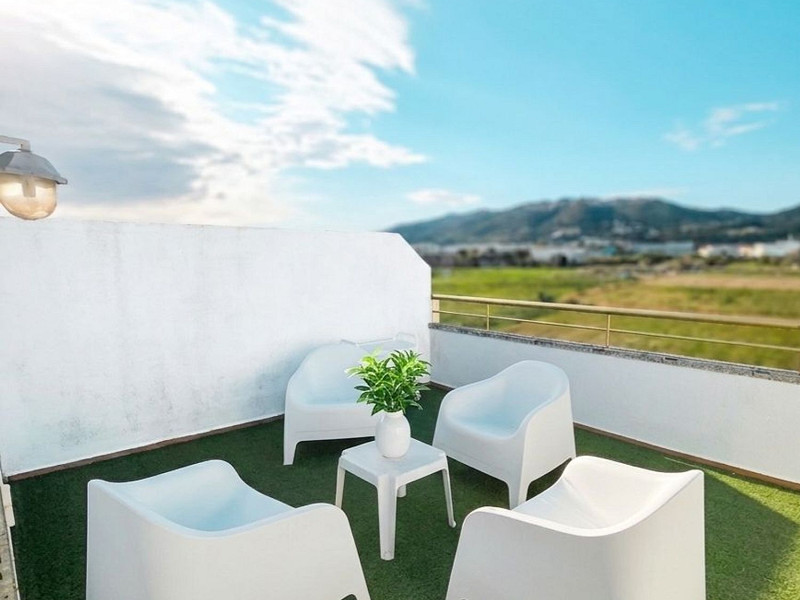 Cветлый двухуровневый апартамент в Pineda de Mar с большими террасами. Фото:  1