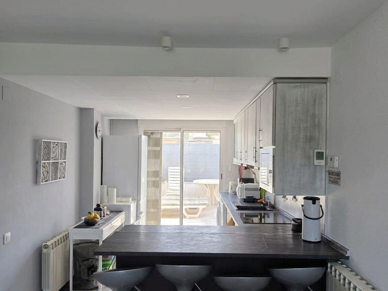 Cветлый двухуровневый апартамент в Pineda de Mar с большими террасами. Фото:  15